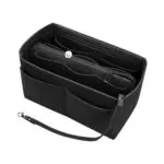 Organizador negro de fieltro para bolso de dama, con múltiples compartimentos y correa.