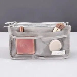 Bolso organizador gris Oasis con compartimentos, compacto para maquillaje y brochas.