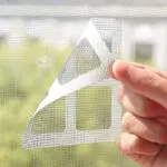 Set de 100 mallas desechables para drenaje aplicadas en ventana con orificios visibles.