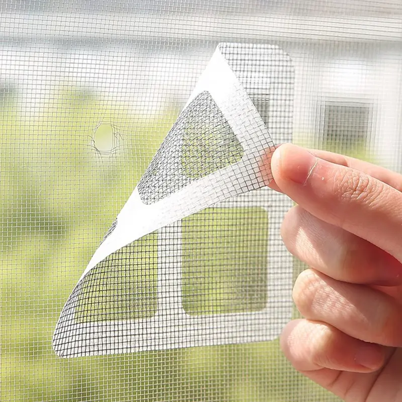 Set de 100 mallas desechables para drenaje aplicadas en ventana con orificios visibles.