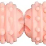 Masajeador de rodillo rosa con texturas y forma ergonómica para aliviar tensión muscular.