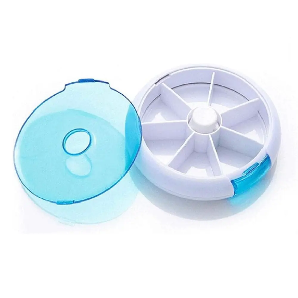 Pastillero semanal giratorio blanco con tapa azul, organizado en 7 compartimentos para píldoras diarias.