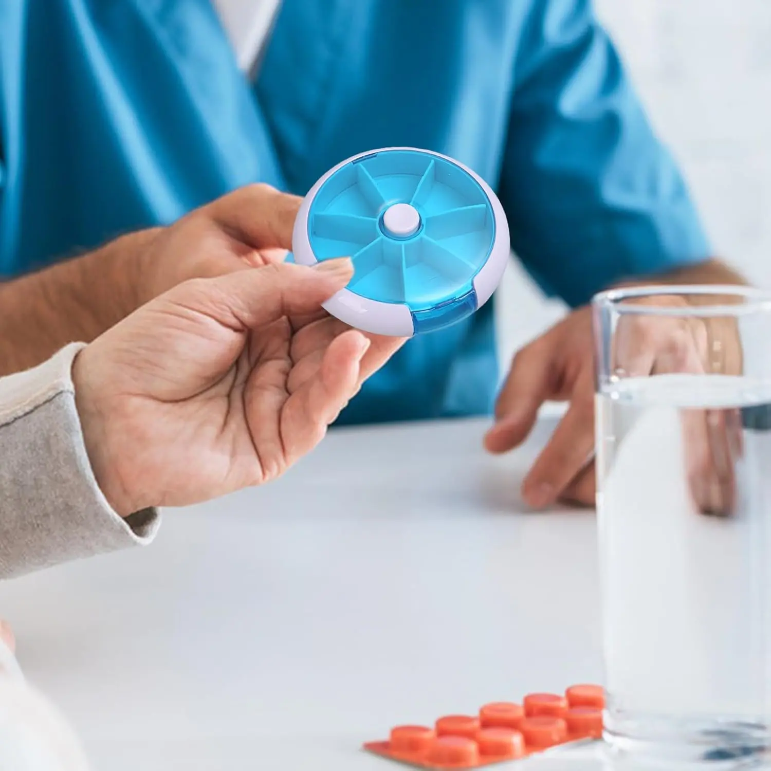 Pastillero semanal giratorio con compartimentos, ideal para organizar tus medicamentos.