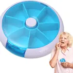 Set x2 pastillero semanal giratorio con compartimentos azules y mujer mayor tomando una píldora.