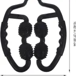 Rodillo masajeador de cuello y espalda con dos mangos ergonómicos y cuatro rodillos texturizados negros.