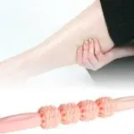 Rodillo masajeador de piernas rosa para relajar músculos y estimular circulación.