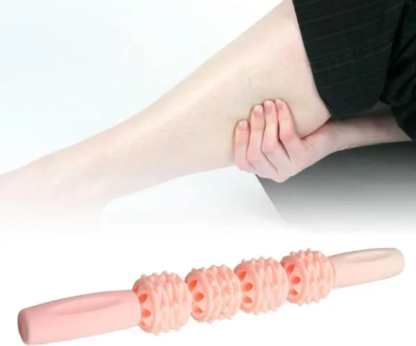 Rodillo masajeador de piernas rosa para relajar músculos y estimular circulación.