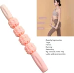 Masajeador de rodillo rosa para aliviar el estrés y mejorar la musculatura de piernas y espalda.