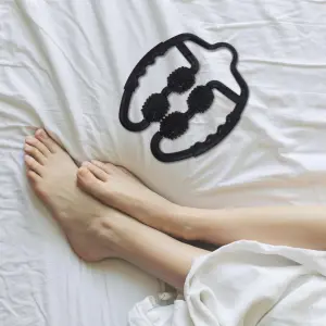 Rodillo masajeador de pies con 3 rodillos texturizados para alivio del dolor y relajación.