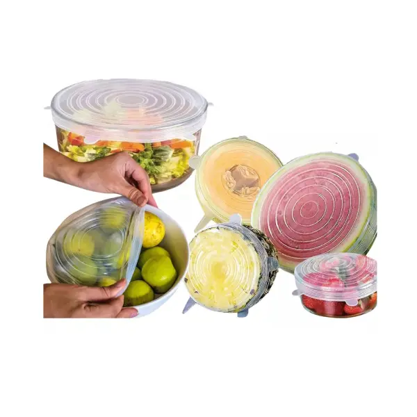 Set de 6 tapas elásticas de silicona cubriendo ensalada, frutas y fresas en recipientes.