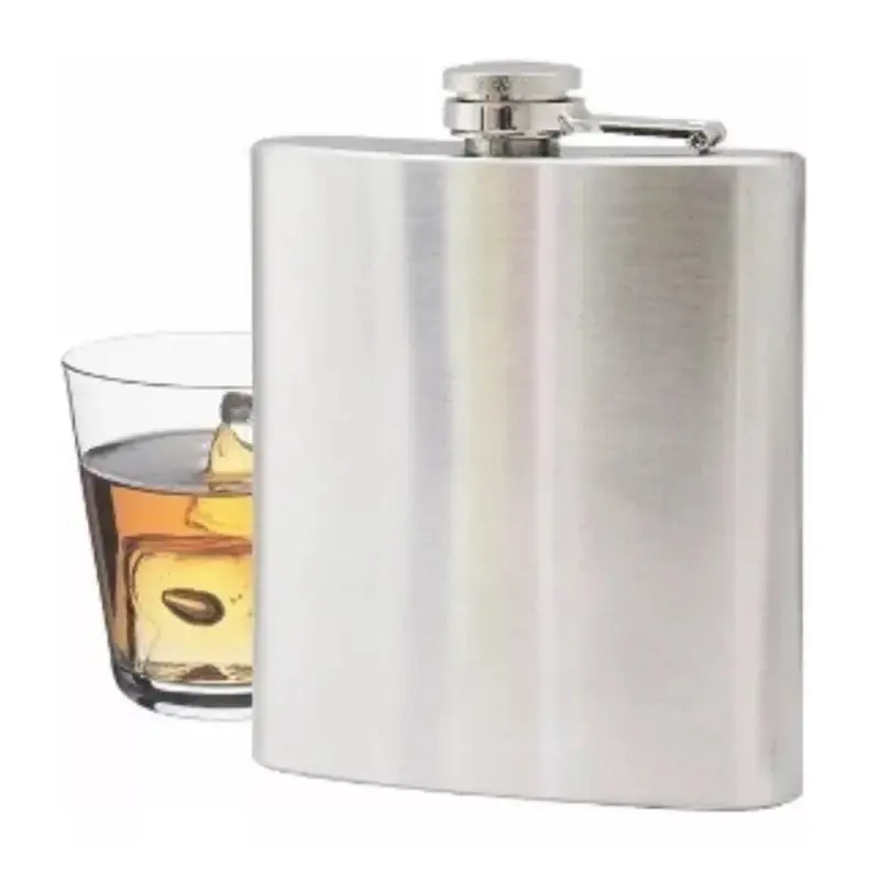 Licorera de acero inoxidable de 5 oz al lado de un vaso con whisky y hielo.