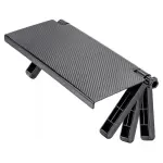 Estante ajustable plegable con superficie texturizada de carbono, patas de soporte articuladas.