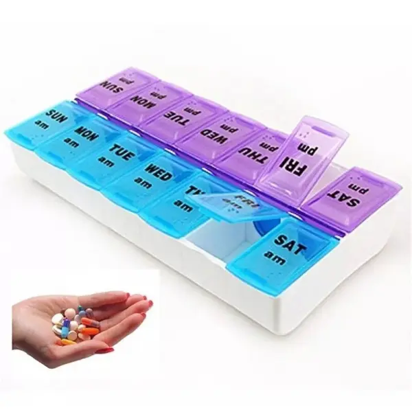 Pastillero semanal de 14 compartimentos día y noche, con pastillas en mano.