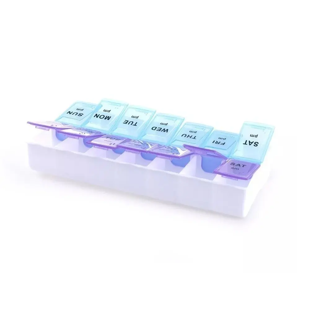 Pastillero semanal con compartimentos para día y noche, etiquetados de domingo a sábado.