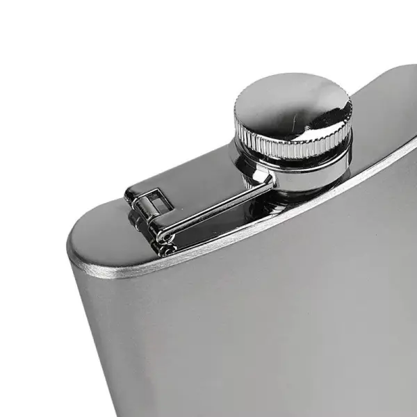 Licorera de acero inoxidable de 5 oz con tapa segura y diseño brillante, perfecta para llevar.
