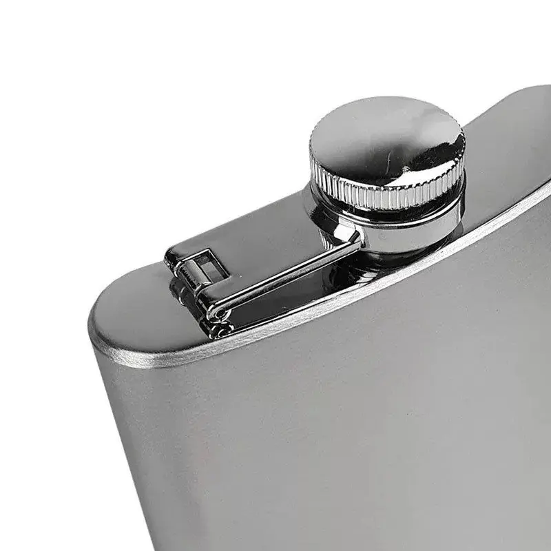 Licorera de acero inoxidable de 5 oz con tapa segura y diseño brillante, perfecta para llevar.