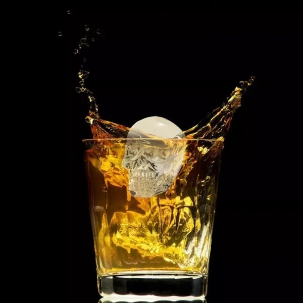 Molde calavera hielera con whisky espumoso y salpicaduras.