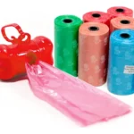 Set x4 hueso dispensador portabolsas con 5 paquetes de bolsas para mascotas en varios colores.