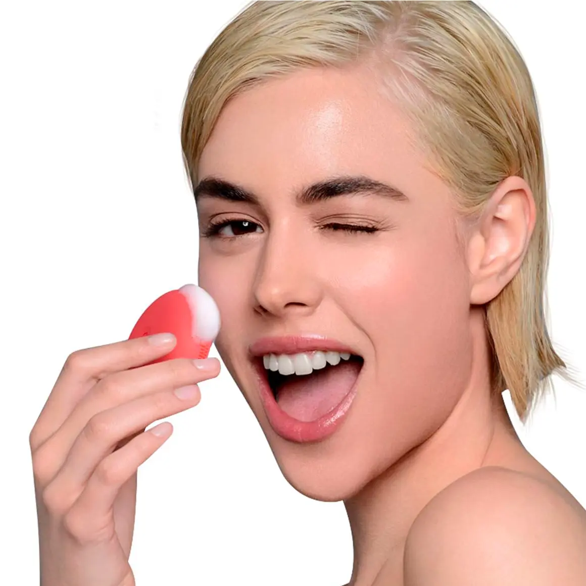 Mujer rubia con limpiador facial Foreo Luna Mini, masajeando su mejilla con espuma.