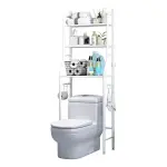 Estantería de metal blanco para baño sobre inodoro con toallas, botellas y papel higiénico.