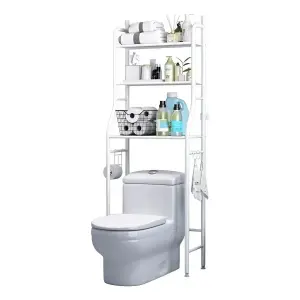 Estantería de metal blanco para baño sobre inodoro con toallas, botellas y papel higiénico.