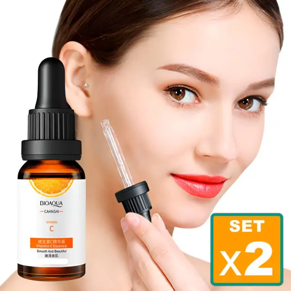 Set x2 Serum Vitamina C Bioaqua 100ml con modelo aplicando en rostro.