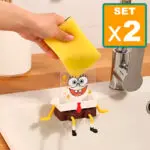Soporte para esponja Bob Esponja escurre junto al grifo de la cocina.