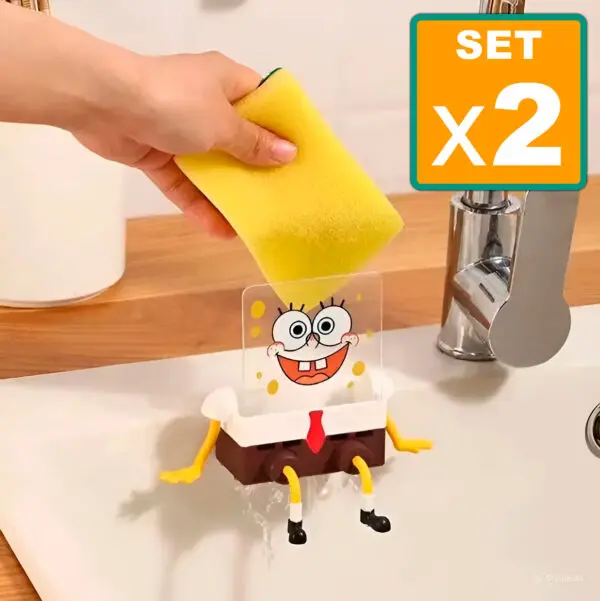 Soporte para esponja Bob Esponja escurre junto al grifo de la cocina.