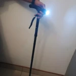 Baston plegable Trusty Cane con linterna LED, con agarre ergonómico y base antideslizante.