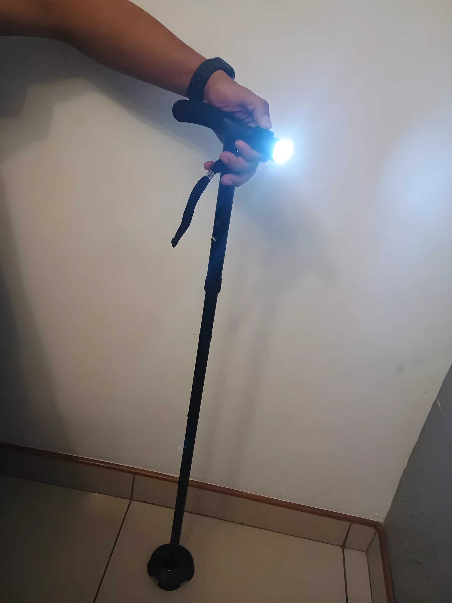 Baston plegable Trusty Cane con linterna LED, con agarre ergonómico y base antideslizante.