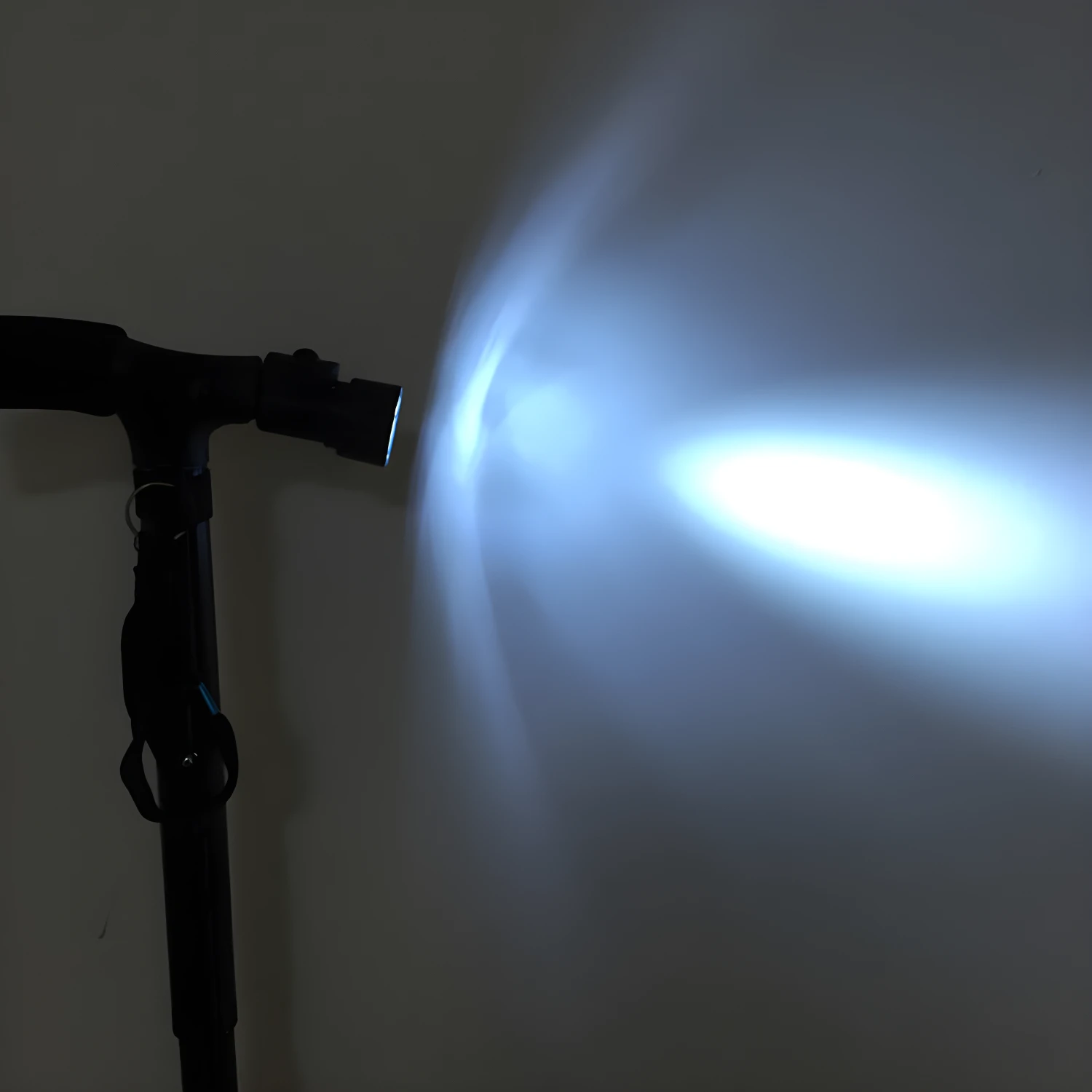 Bastón de senderismo con linterna LED brillante, ajustable y de alta visibilidad en la oscuridad.