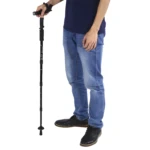 Bastón de trekking ajustable con linterna LED, ideal para senderismo y caminatas.