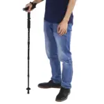 Bastón de trekking ajustable con linterna LED, ideal para senderismo y caminatas.