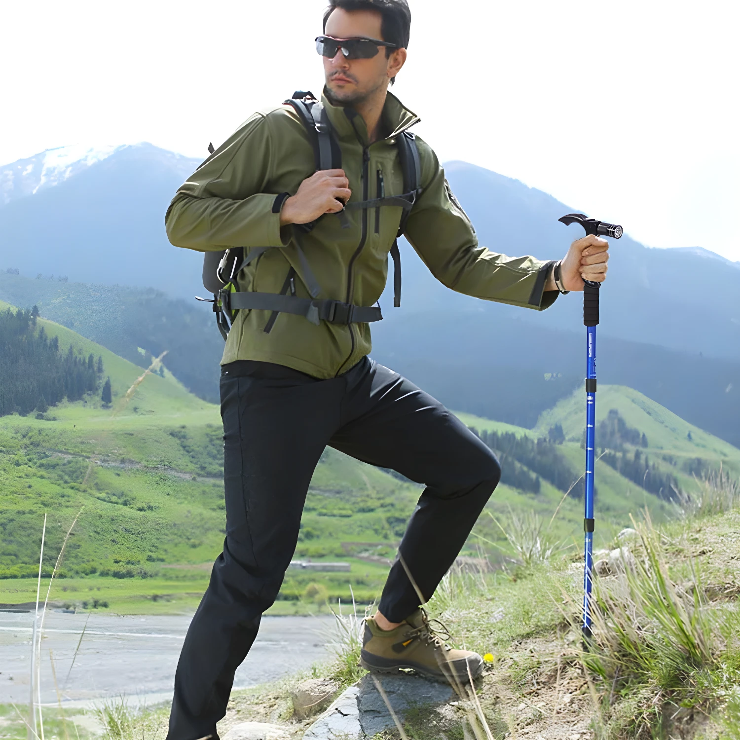 Hombre con bastón de trekking senderismo linterna led ajustable en montaña.