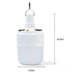 Bombillo LED solar recargable de 24 LEDs con gancho para colgar y dimensiones de 16.5cm x 9.5cm.