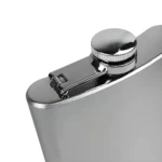 Licorera de acero inoxidable brillante de 5 oz con tapa plateada y asa sujeta.