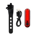 Luz LED trasera de bicicleta impermeable, cable USB y soporte de montaje negro.