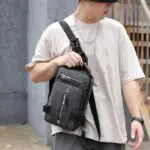 Pechera bolso multiusos gris de hombre, diseño moderno con correa cruzada y detalles.
