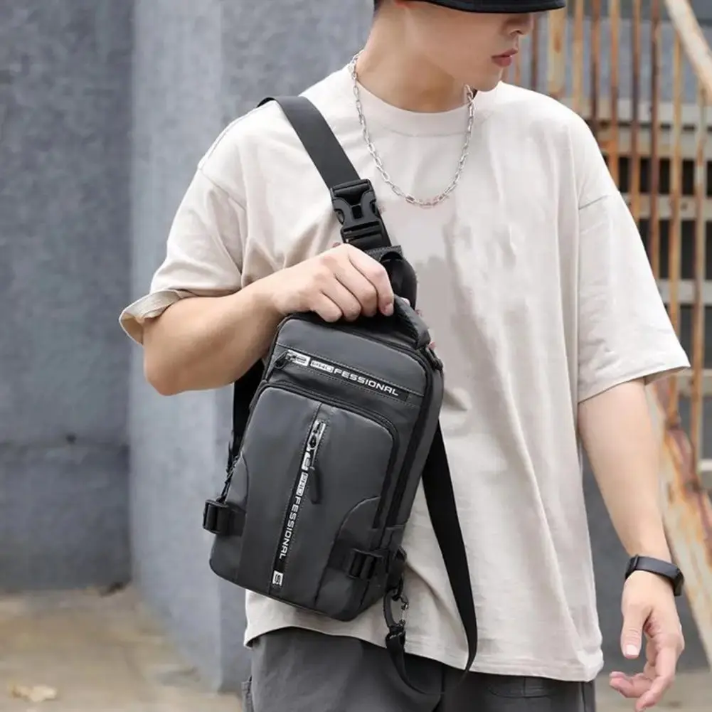 Pechera bolso multiusos gris de hombre, diseño moderno con correa cruzada y detalles.