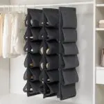 Colgador de zapatos de tela gris de 12 compartimentos para organizar calzado en closet.