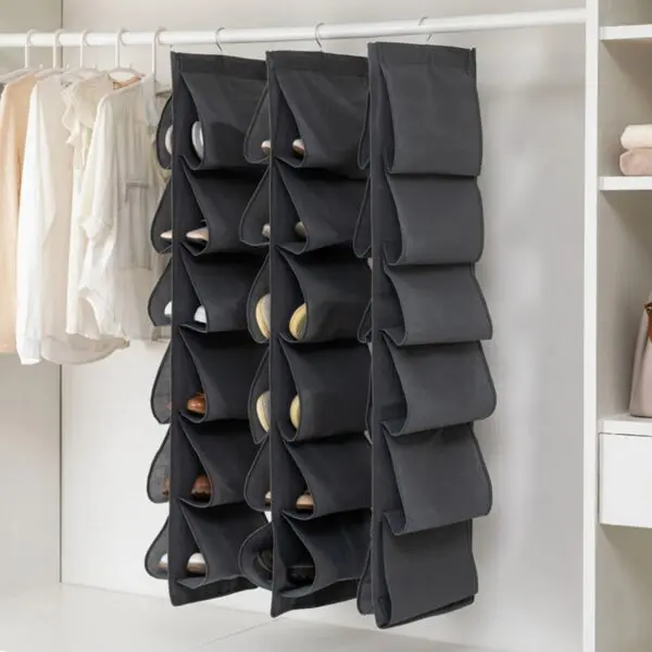 Colgador de zapatos de tela gris de 12 compartimentos para organizar calzado en closet.