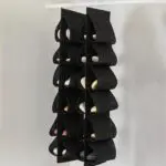 Colgador de zapatos negro de 20 compartimentos con zapatillas deportivas y de vestir colgadas.