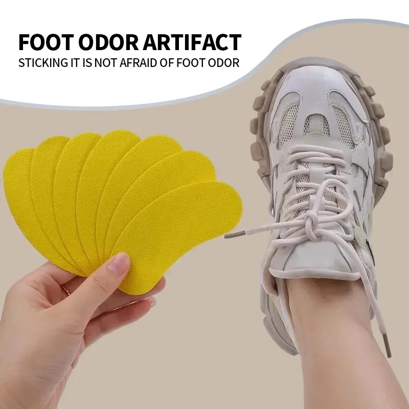 Set de 20 parches amarillos para eliminar el mal olor de zapatos, mostrados cerca de un zapato deportivo blanco.