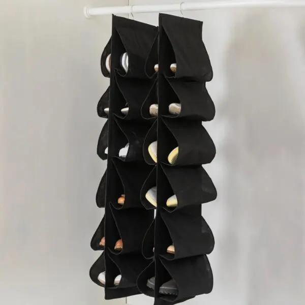 Colgador de zapatos negro de 20 compartimentos con zapatillas deportivas y de vestir colgadas.
