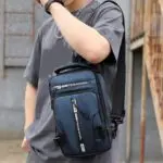 Pechera bolso multiusos gris de un hombre con cadena y camiseta, de alta calidad.