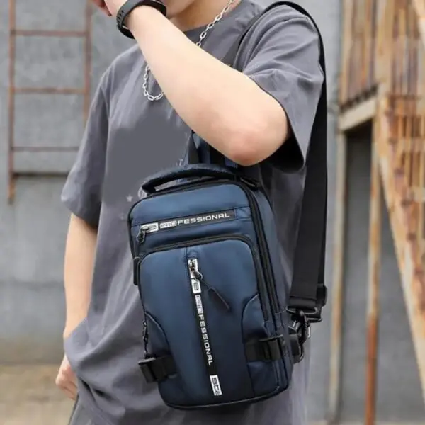 Pechera bolso multiusos gris de un hombre con cadena y camiseta, de alta calidad.