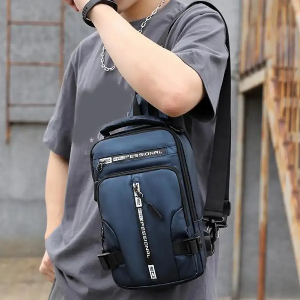 Pechera bolso multiusos gris de un hombre con cadena y camiseta, de alta calidad.