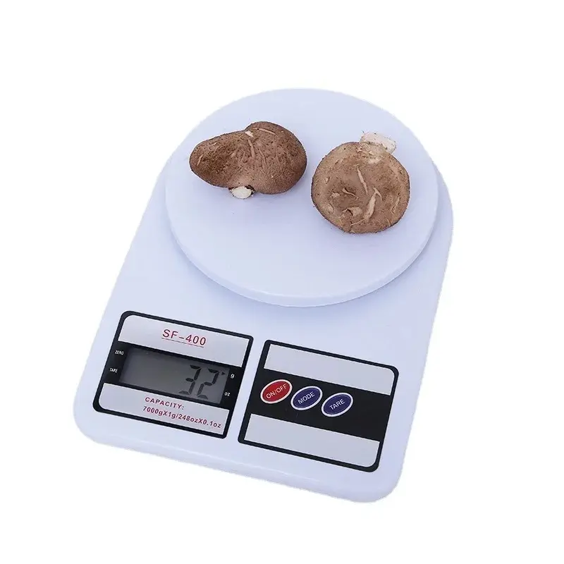 Gramera digital blanca con dos champiñones shiitake encima, mostrando 32 gramos.