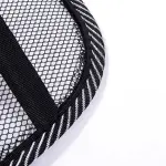 Cojín lumbar de malla negra con banda y borde blanco y negro, corrector de postura para espalda.