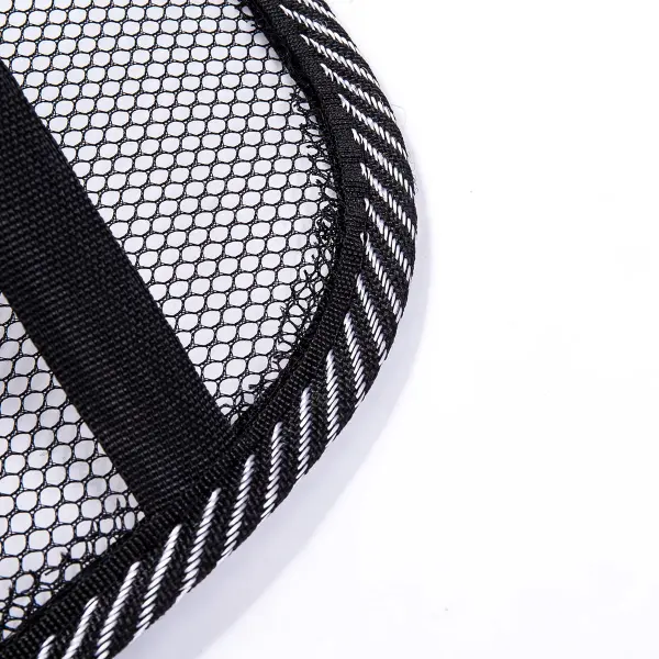 Cojín lumbar de malla negra con banda y borde blanco y negro, corrector de postura para espalda.